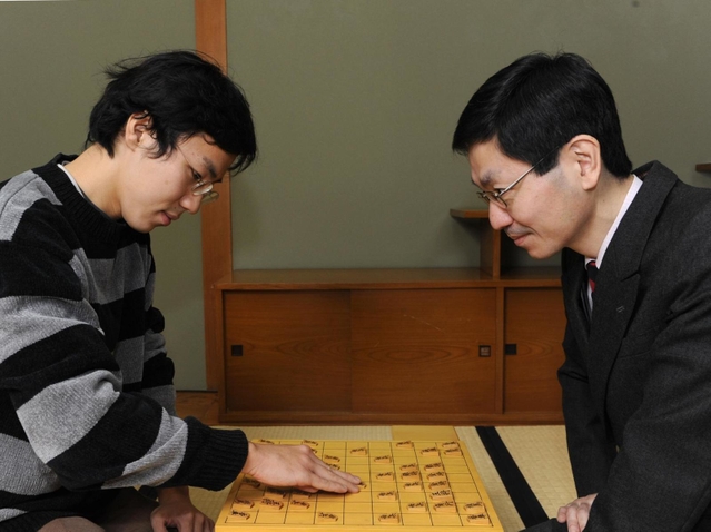 将棋盤を前に向かい合う西川和宏四段（左）と西川慶二七段＝２００８年１２月１７日、大阪市の関西将棋会館（段位は当時）