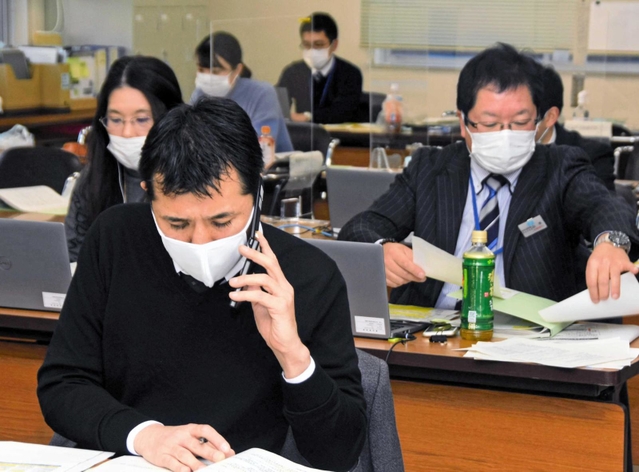 伊丹健康福祉事務所では応援派遣された職員らが感染経路をたどるための電話連絡に追われていた＝１４日、伊丹市千僧１（撮影・金　旻革）