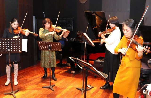 バイオリン４台だけの貴重なコンサートを前に調整する渡辺玲子、松田理奈、小林美恵、川久保賜紀＝東京都内（撮影・永見将人）