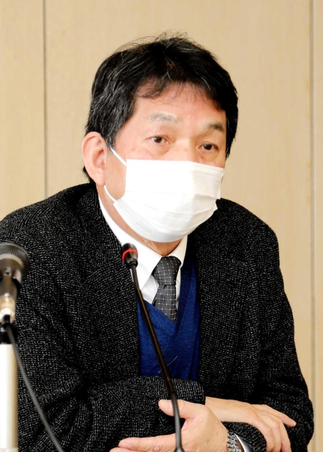 要介護リスク予測の研究について説明する神戸大の榑林特命教授＝神戸市灘区六甲台町、神戸大