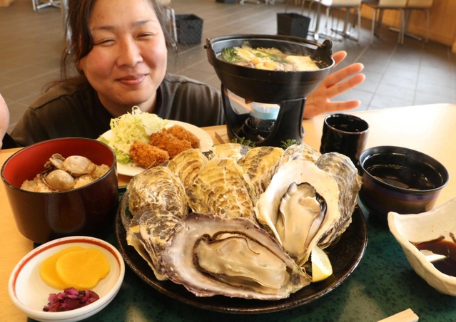 室津産の大粒カキを使った「かきフェア」の料理＝山城の郷