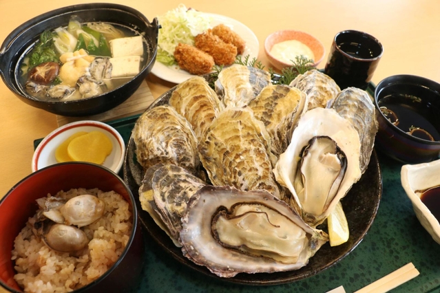 室津産の大粒カキを使った「かきフェア」の料理＝山城の郷