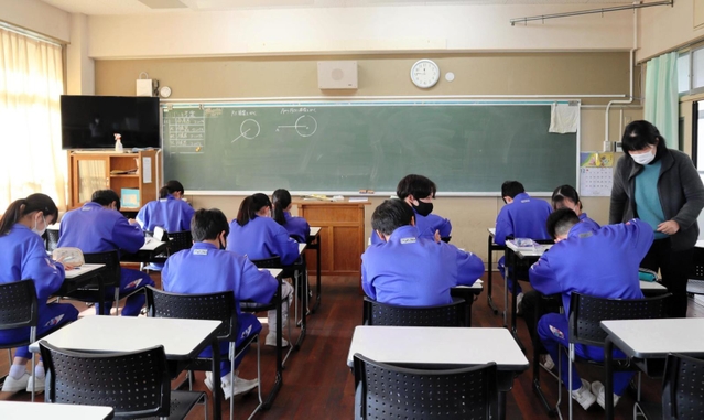 特別クラスの授業。「ここまで分かった？」。教員が丁寧に指導する＝神戸市垂水区桃山台４、桃山台中学校