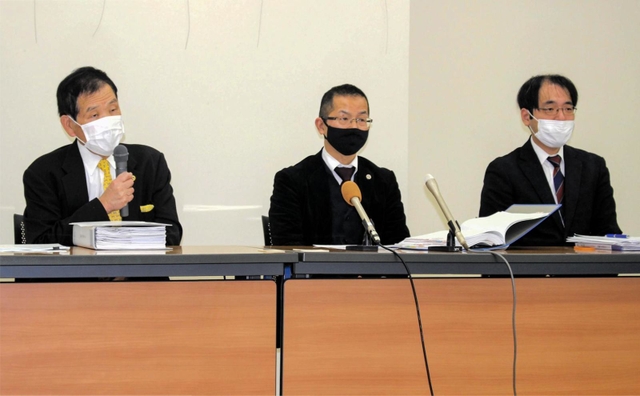会見で訴えの内容などを説明する悪質水道工事被害対策姫路弁護団＝姫路市北条１、県弁護士会姫路支部会館