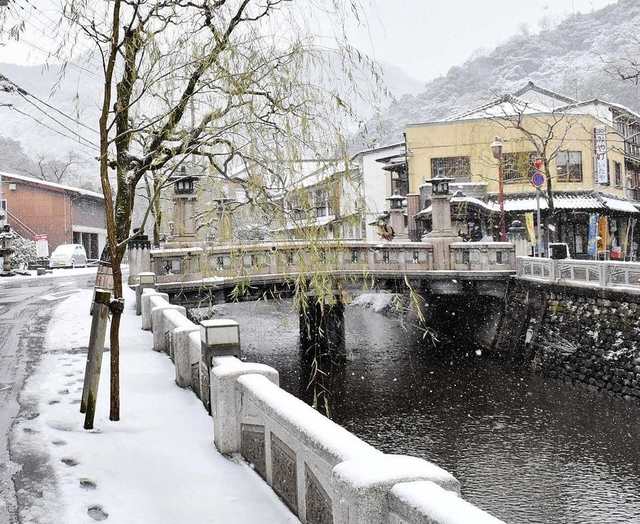 昨年は休業する旅館や土産物店も多く、歩く人の姿もまばらになった城崎温泉街＝２０２１年１月、豊岡市城崎町湯島