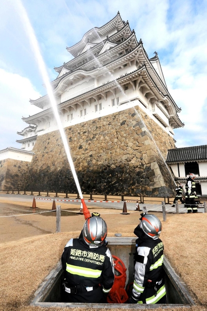国宝・世界遺産姫路城の大天守に向かって放水する消防隊員＝２６日午前、姫路市本町（撮影・大山伸一郎）