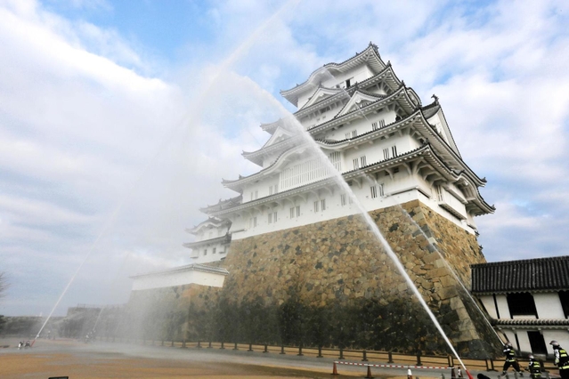 姫路城で行われた消防訓練。水のアーチが大天守前で交差した＝２６日午前、姫路市本町（撮影・大山伸一郎）