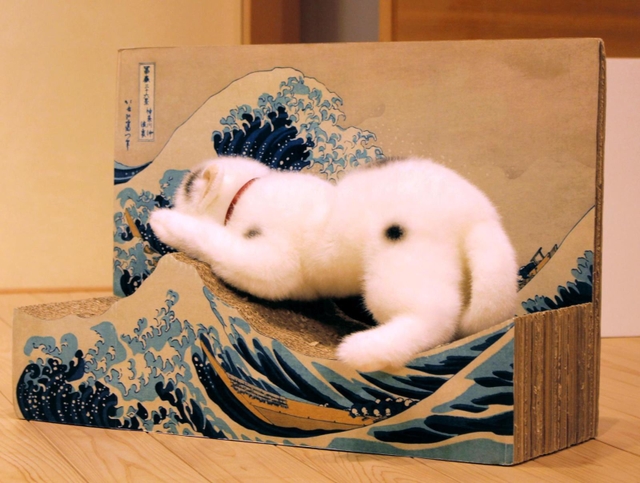 フェリシモ猫部による爪研ぎ製品＝神戸新開地・喜楽館