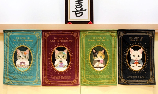 フェリシモ猫部が開発したバスタオル＝神戸新開地・喜楽館