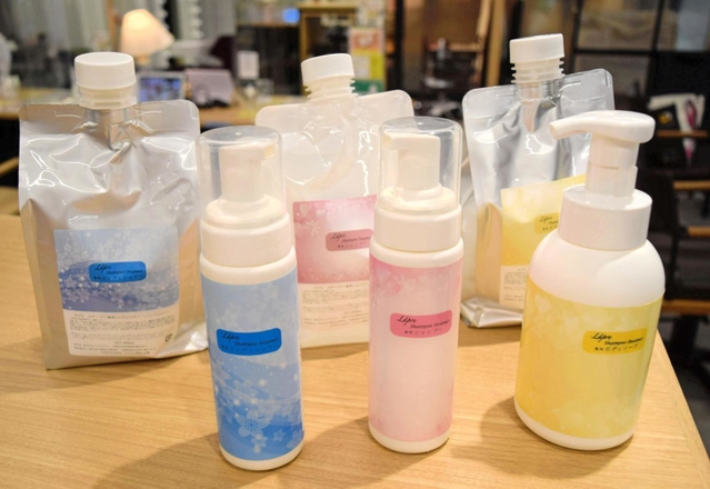 流水を使わない蒸気式のシャンプー。鳴尾化学研究所が開発製造した＝神戸市中央区江戸町