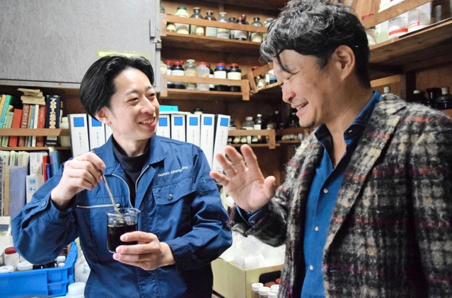 蒸気で洗髪する専用のシャンプー剤を開発した鳴尾化学研究所の中村豊樹社長（右）と研究開発担当の山田優さん＝西宮市浜甲子園２