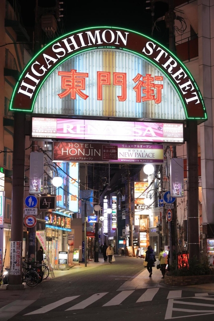 まん延防止等重点措置が適用され、人通りがまばらになった飲食店街＝２７日夜、神戸市中央区中山手通１（撮影・吉田敦史）