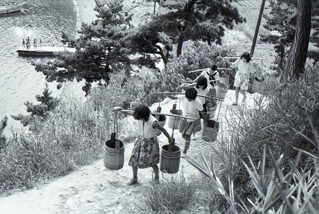 ヒョーゴアーカイブスより「家島の水くみ」（兵庫県提供）