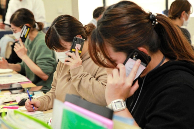 急増する感染者への対応に追われる保健師ら。２９日からは健康観察を高齢者らに限定する＝２０日、神戸市役所