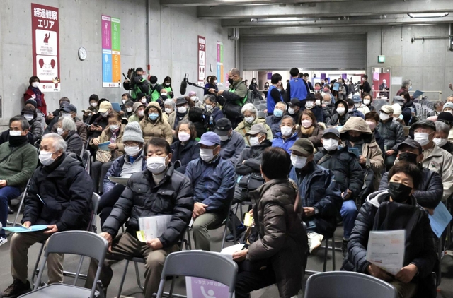 ワクチン接種を終えて経過観察エリアで待つ人々＝２９日午前、神戸市兵庫区御崎町１（撮影・長嶺麻子）