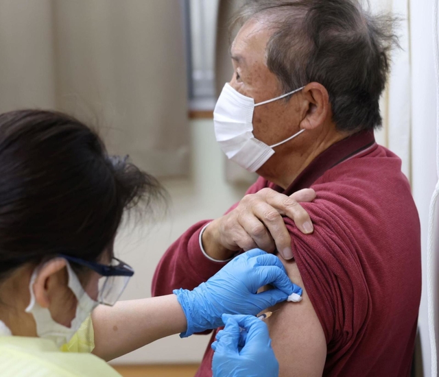 ３回目ワクチンを受ける男性＝２９日午前、神戸市兵庫区御崎町１（撮影・長嶺麻子）