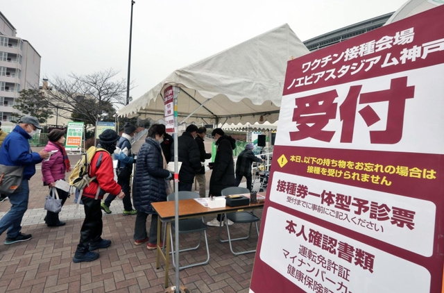 ３回目ワクチン接種の受け付けのために並ぶ高齢者ら＝２９日午前、神戸市兵庫区御崎町１（撮影・長嶺麻子）