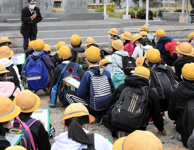 平和学習のために集まった小学生。コロナの感染を防ぐため、集団行動を学ぶ機会が減っている＝加西市内