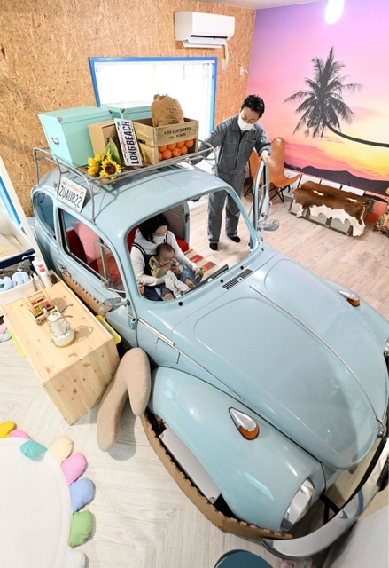 部屋の中央に置かれ、インテリアとなった「ビートル」の車体＝明石市内