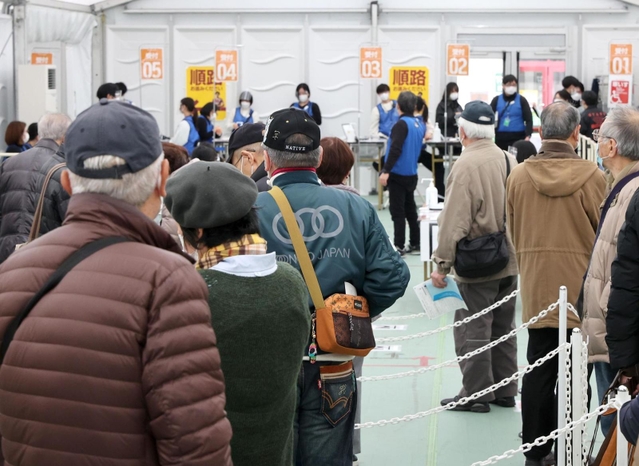 ３回目のワクチン接種に向かう高齢者。感染拡大を止めることができるか＝神戸市兵庫区、ノエビアスタジアム神戸