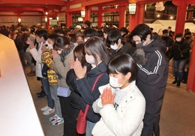 新年を迎え、平穏を願って手を合わせる初詣客＝１日午前０時９分、神戸市中央区下山手通１、生田神社（撮影・小林良多）