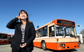 路線バスを改造したサウナバスの前に立つリバースの松原安理佐さん＝姫路市御国野町国分寺、神姫商工（撮影・長嶺麻子）