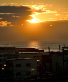 雲の上から顔を見せ、新年到来を告げる初日の出＝１日午前、神戸市垂水区五色山４