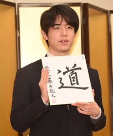 「実力以上の結果を出せたと感じていますし、大きな舞台でたくさん対局でき、充実した１年でした」と、最年少四冠になった２０２１年を振り返る藤井聡太四冠＝東京都内（撮影・高石航平）