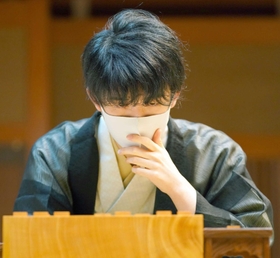 真剣な表情で盤面を見つめる藤井聡太王位＝名古屋市の名古屋能楽堂（代表撮影）