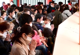 元日に昨年の２・５倍の約２５万人が参拝した生田神社＝１日午後、神戸市中央区下山手通１（撮影・中西幸大）