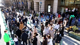 初売りセールを目当てに列をつくる買い物客＝２日午後、神戸市中央区明石町、大丸神戸店（撮影・吉田敦史）