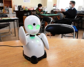 「交流広場パッソ」に設置された分身ロボット「オリヒメ」＝神戸市兵庫区羽坂通４