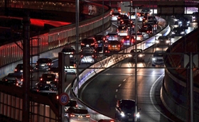 Ｕターンする車で混雑する阪神高速道路＝３日午後５時５３分、神戸市灘区味泥町６から（撮影・坂井萌香）
