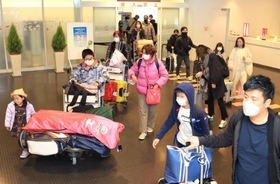 旅行や帰省先から飛行機で戻った人たち＝３日午後４時３４分、神戸市中央区、神戸空港（撮影・吉田敦史）
