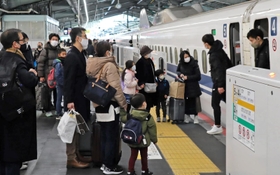 正月休みを終え、自宅に戻る人たちであふれた山陽新幹線の新神戸駅＝３日午前１０時９分、神戸市中央区加納町１