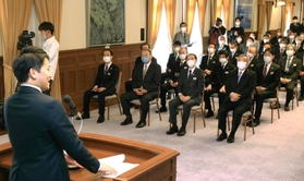 兵庫県の幹部職員らを前に、年頭のあいさつをする斎藤元彦知事（左）＝４日午前、神戸市中央区下山手通４、県公館（撮影・吉田敦史）