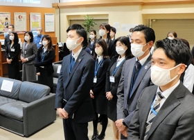 みなと銀行の武市寿一社長の年頭あいさつを聞く社員ら＝４日午前、神戸市中央区三宮町２