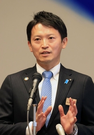 年頭あいさつに立った斎藤元彦知事＝兵庫県公館（撮影・吉田敦史）