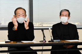 交流会の説明をする「よろず相談室」の牧秀一さん（左）とＮＰＯ法人「災害とくらしの相談室ｉｒｏｉｒｏ」の片岡誠さん＝神戸市役所