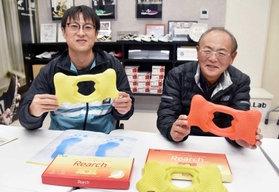 「リアーチ」を開発したミムラボの三村仁司さん（右）と息子の修司さん＝加古川市東神吉町神吉、ミムラボ