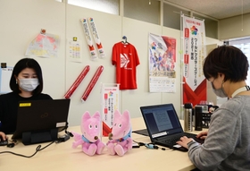 再延期となったものの、会期が決まらない「ワールドマスターズゲームズ２０２１関西」。駅のポスターなどは取り外されたが、神戸市の担当部署にはグッズが残る＝神戸市役所（撮影・坂井萌香）