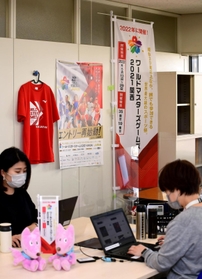 再延期となったものの、会期が決まらない「ワールドマスターズゲームズ２０２１関西」。駅のポスターなどは取り外されたが、神戸市の担当部署にはグッズが残る＝神戸市役所（撮影・坂井萌香）