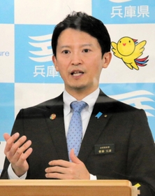 オミクロン株の市中感染など「第６波の兆しが出始めている」とし、医療提供体制の強化策などを発表した斎藤元彦兵庫県知事＝５日午後、兵庫県庁（撮影・大島光貴）
