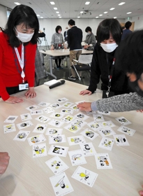 ヘンズツウかるたに取り組み、有病者のつらさや悩みを理解し合う日本イーライリリーの社員＝神戸市中央区磯上通５