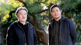 「コロナ禍の影響は何かしら出るだろう。それがどんな形かは少し時間がたってみないと分からない」と話す黒沢清監督（左）と濱口竜介監督＝東京都千代田区（撮影・小林良多）