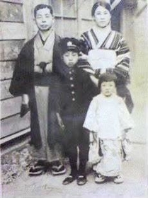 井岡博さん（中央）と家族の写真（遺族提供）