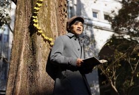 細見和之さん。外出が難しかった時期に、フランスの哲学者・ドゥルーズの著作を腰を据えて読んだという＝京都市左京区、京都大学（撮影・小林良多）