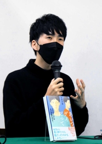 トークイベントでアウティングの怖さなどを語る松岡宗嗣さん＝昨年１２月１６日、大阪市内