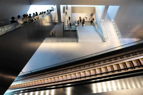 大阪中之島美術館に広がる吹き抜けの空間＝大阪市北区中之島４