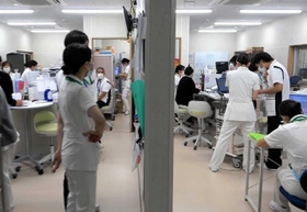第３波や４波では病床が逼迫し、重症患者への対応が課題となった＝２０２０年１２月、神戸市立医療センター中央市民病院（画像の一部を加工しています）